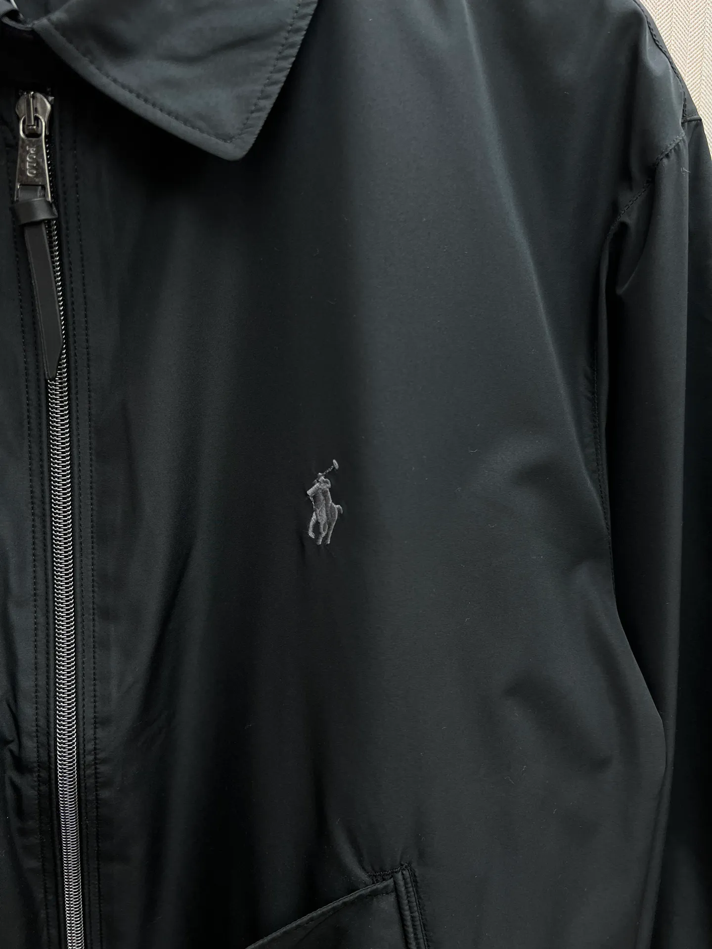 🅿️750 POLO 25ss new packable jacket. This jacket can be stored in its own jacket and can be hung on the luggage handle after being stored. It is ideal for travel. It is made of waterproof fabric and equipped with multiple pockets to store your regular supplies. Size: M.L.XL.XXL.